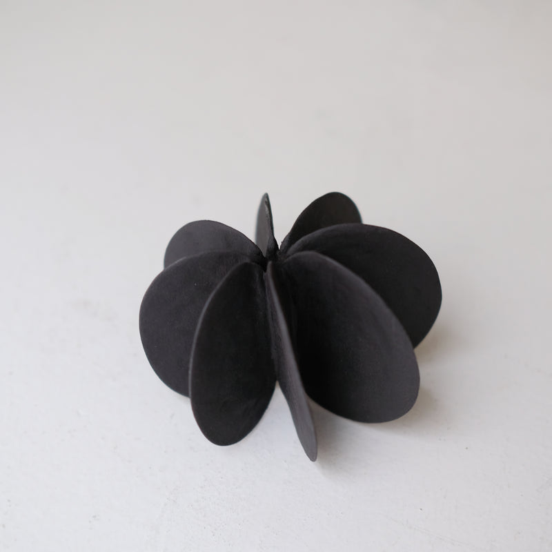 Objet Petale M en grès noir D 10cm - Noir mat de Motoko Saigo chez Brutal Ceramics