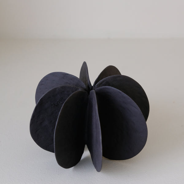 Objet Petale L en grès noir D 13,5cm - Noir mat de Motoko Saigo chez Brutal Ceramics