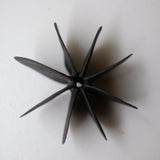 Objet Petale L en grès noir D 13,5cm - Noir mat de Motoko Saigo chez Brutal Ceramics