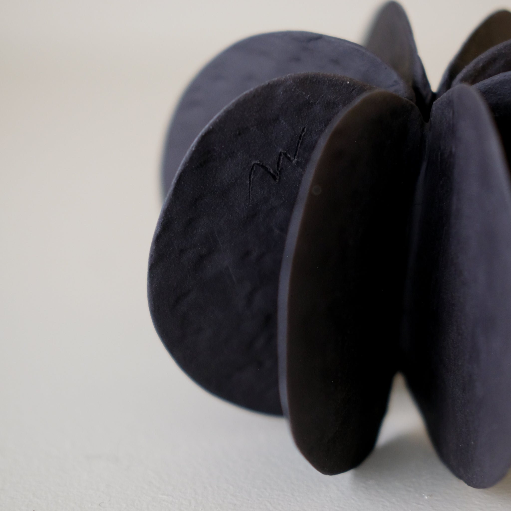 Objet Petale L en grès noir D 13,5cm - Noir mat de Motoko Saigo chez Brutal Ceramics