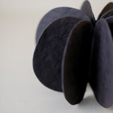 Objet Petale L en grès noir D 13,5cm - Noir mat de Motoko Saigo chez Brutal Ceramics