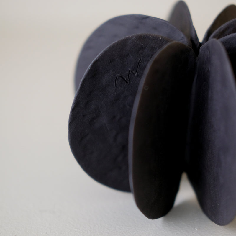 Objet Petale L en grès noir D 13,5cm - Noir mat de Motoko Saigo chez Brutal Ceramics