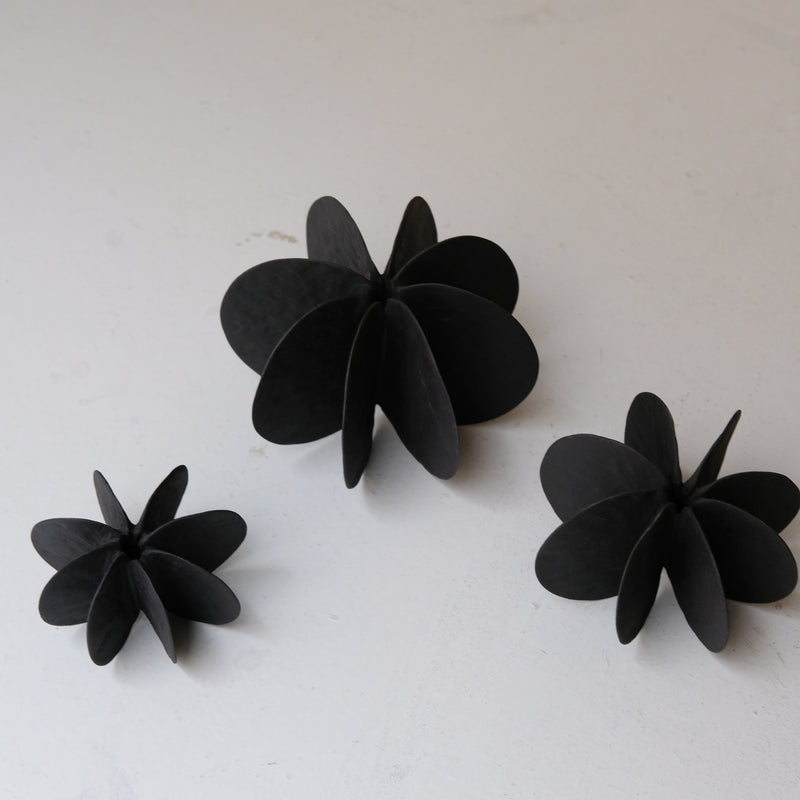 Objet Petale S en grès noir D 8cm - Noir mat de Motoko Saigo chez Brutal Ceramics