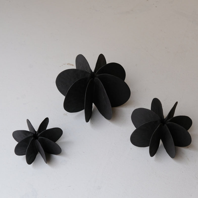 Objet Petale M en grès noir D 10cm - Noir mat de Motoko Saigo chez Brutal Ceramics