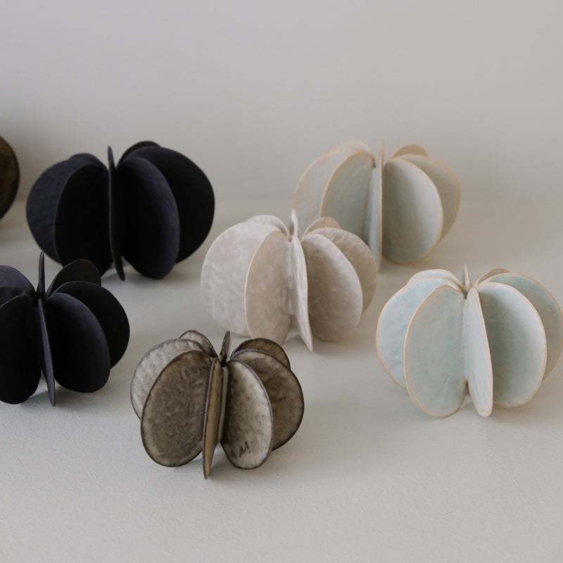 Objet Petale L en grès blanc D 14,3cm - blanc mat de Motoko Saigo chez Brutal Ceramics