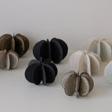 Objet Petale M en grès noir D 10cm - Noir mat de Motoko Saigo chez Brutal Ceramics