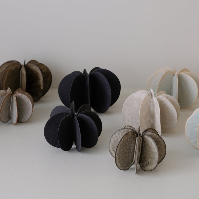 Objet Petale M en grès noir D 10cm - Noir mat de Motoko Saigo chez Brutal Ceramics