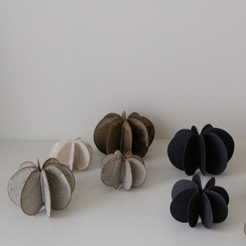 Objet Petale M en grès noir D 10,5cm - Brun foncé de Motoko Saigo chez Brutal Ceramics