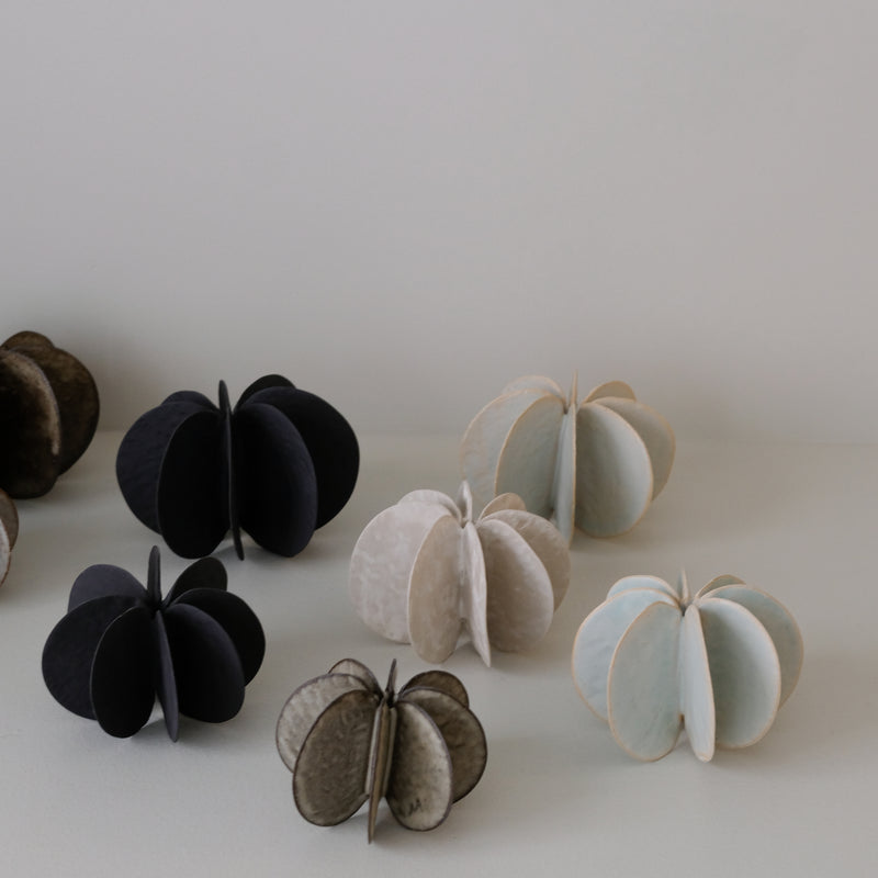 Objet Petale S en grès blanc D 8cm - blanc mat de Motoko Saigo chez Brutal Ceramics