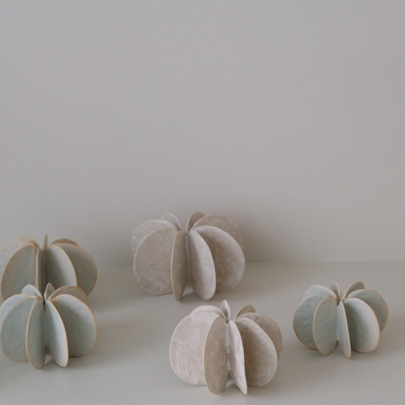 Objet Petale L en grès blanc D 12cm - Céladon de Motoko Saigo chez Brutal Ceramics