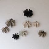 Objet Petale L en grès noir D 12cm - Brun foncé de Motoko Saigo chez Brutal Ceramics