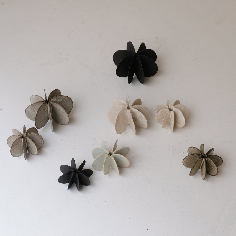 Objet Petale L en grès noir D 12cm - Brun foncé de Motoko Saigo chez Brutal Ceramics