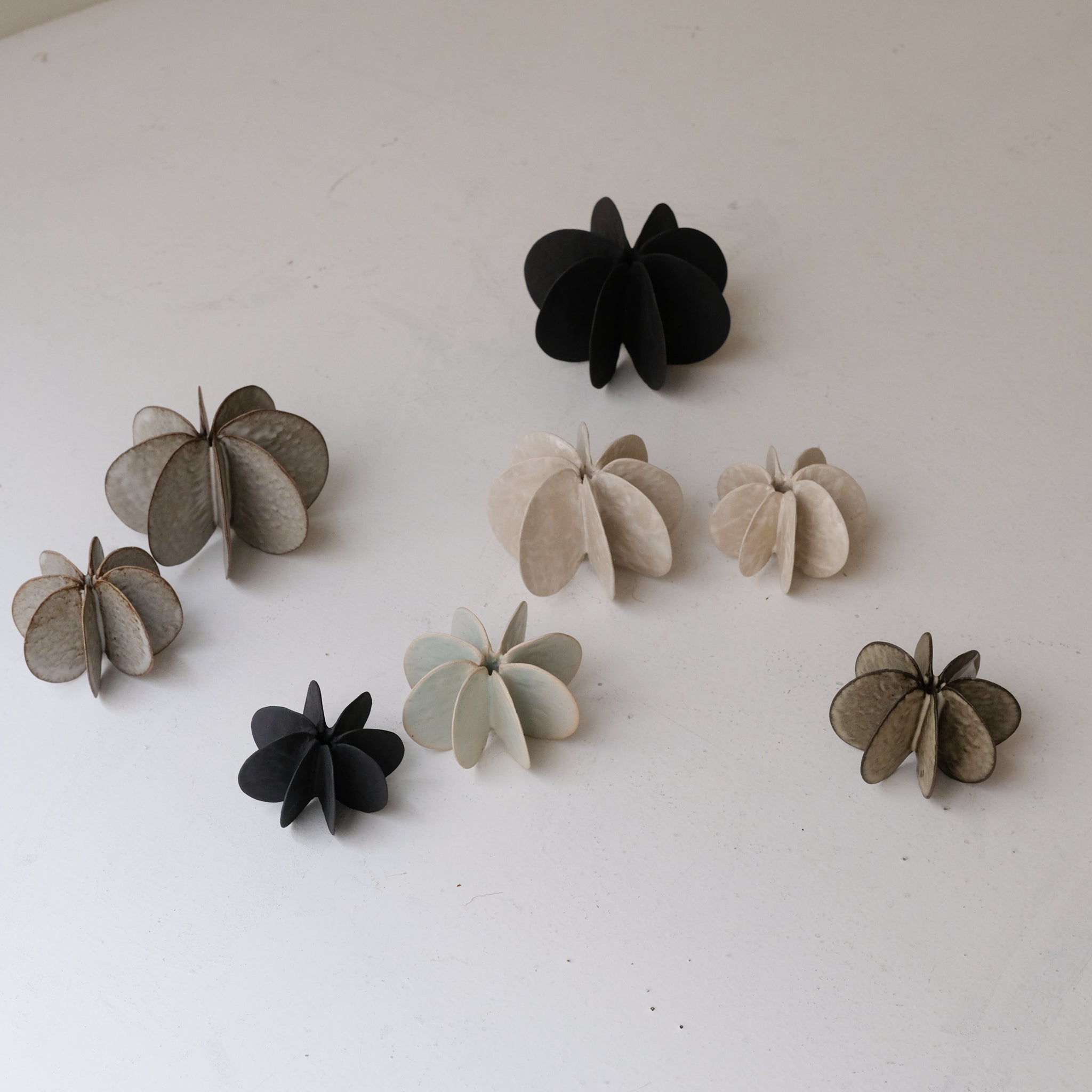 Objet Petale M en grès blanc D 10,5cm - Céladon de Motoko Saigo chez Brutal Ceramics