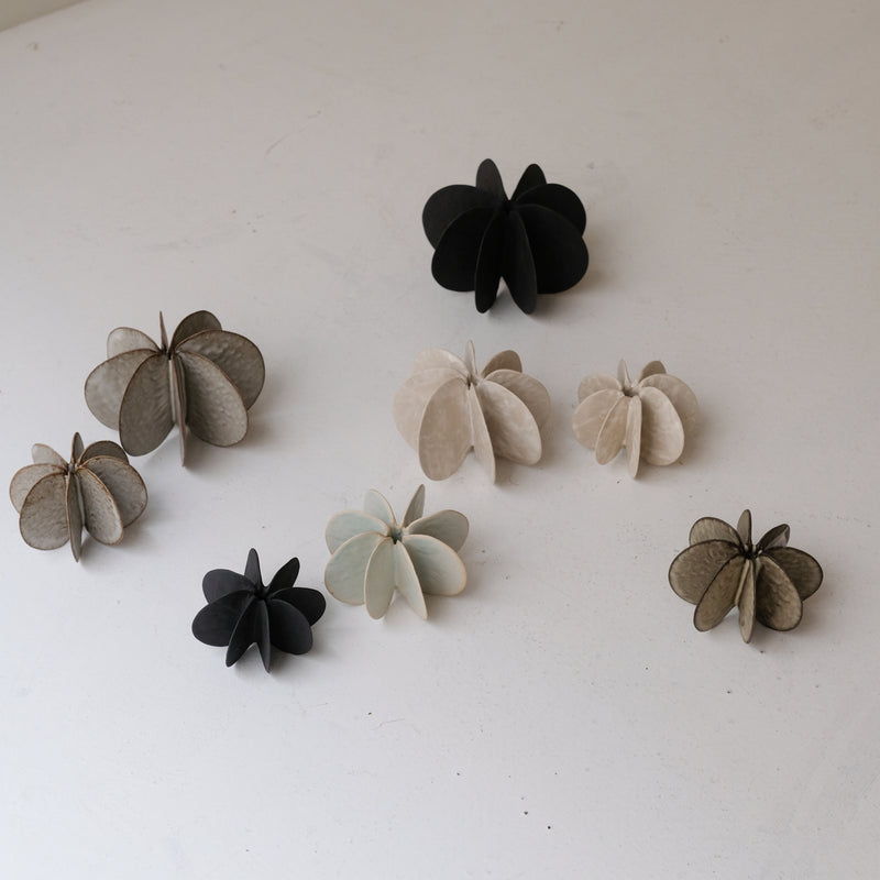 Objet Petale S en grès blanc D 9cm - Céladon de Motoko Saigo chez Brutal Ceramics