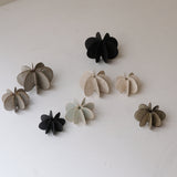 Objet Petale L en grès noir D 13,5cm - Noir mat de Motoko Saigo chez Brutal Ceramics