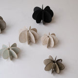 Objet Petale S en grès noir D 9cm - Brun foncé de Motoko Saigo chez Brutal Ceramics