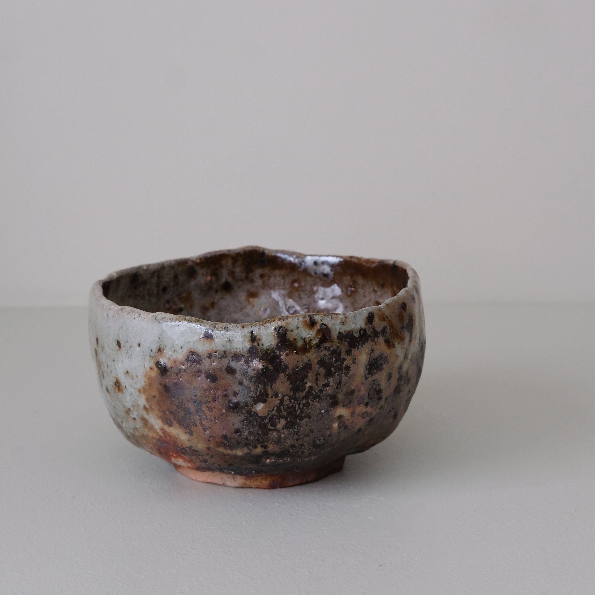 Bol en terre recoltée D 13cm cuisson feu - brun orange de Nathalie Reocreux chez Brutal Ceramics