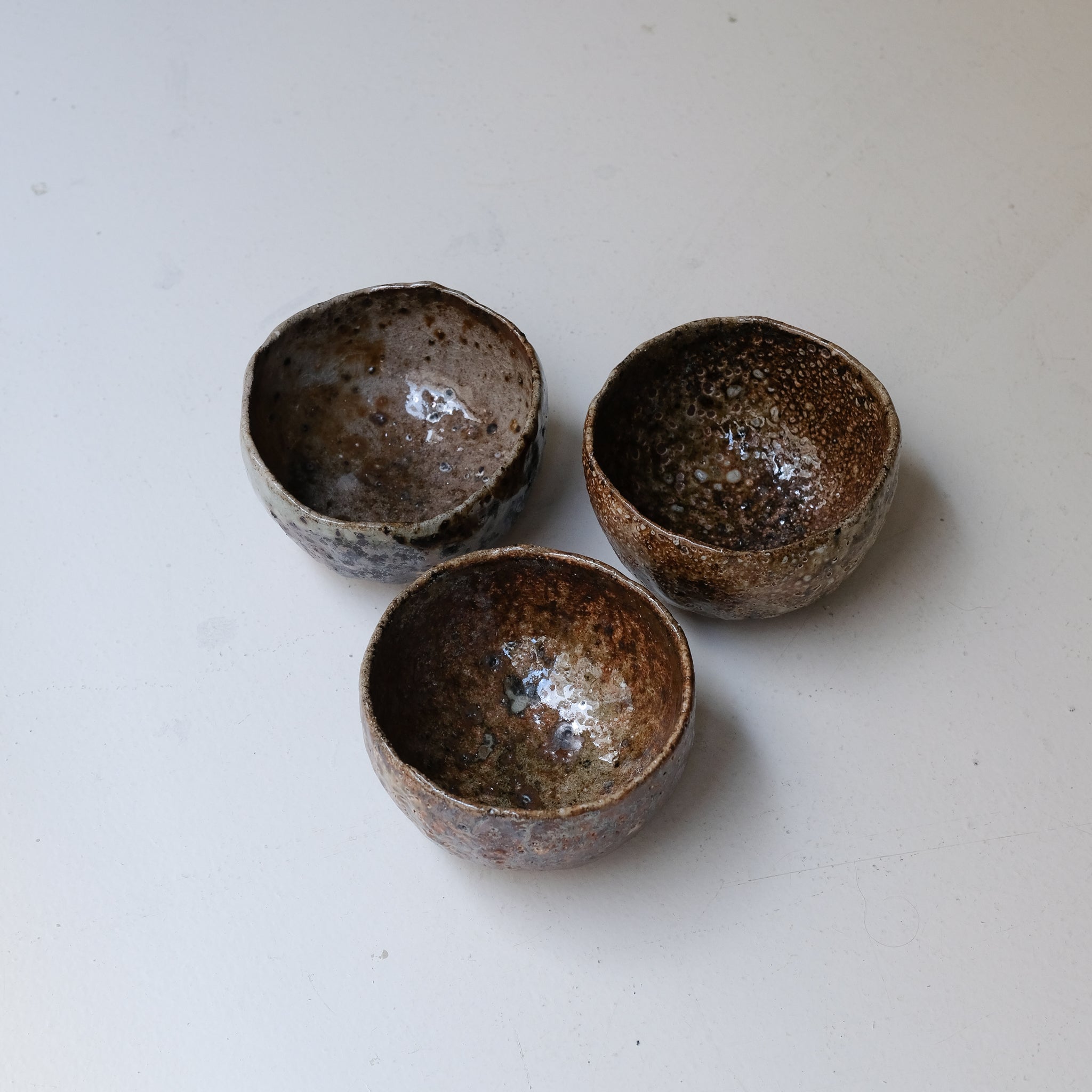 Bol en terre recoltée D 13cm cuisson feu - brun orange de Nathalie Reocreux chez Brutal Ceramics