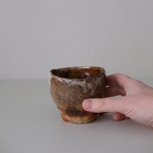 Tasse en terre recoltée 225 ml cuisson feu - brun orange de Nathalie Reocreux chez Brutal Ceramics