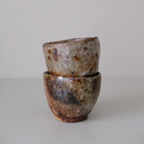 Tasse en terre recoltée 225 ml cuisson feu - brun orange de Nathalie Reocreux chez Brutal Ceramics