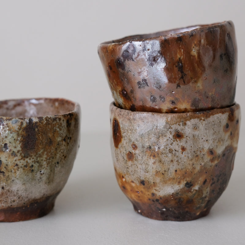 Tasse en terre recoltée 225 ml cuisson feu - brun orange de Nathalie Reocreux chez Brutal Ceramics