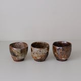 Tasse en terre recoltée 225 ml cuisson feu - brun orange de Nathalie Reocreux chez Brutal Ceramics