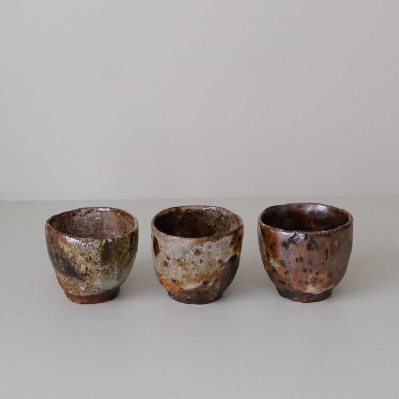 Tasse en terre recoltée 225 ml cuisson feu - brun orange de Nathalie Reocreux chez Brutal Ceramics