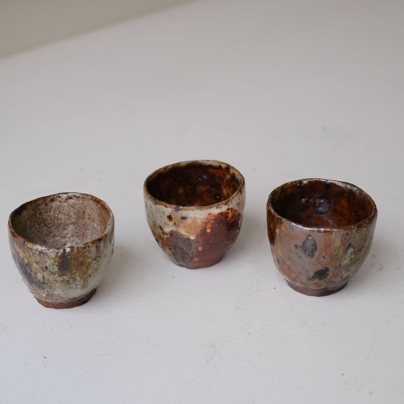 Tasse en terre recoltée 225 ml cuisson feu - brun orange de Nathalie Reocreux chez Brutal Ceramics