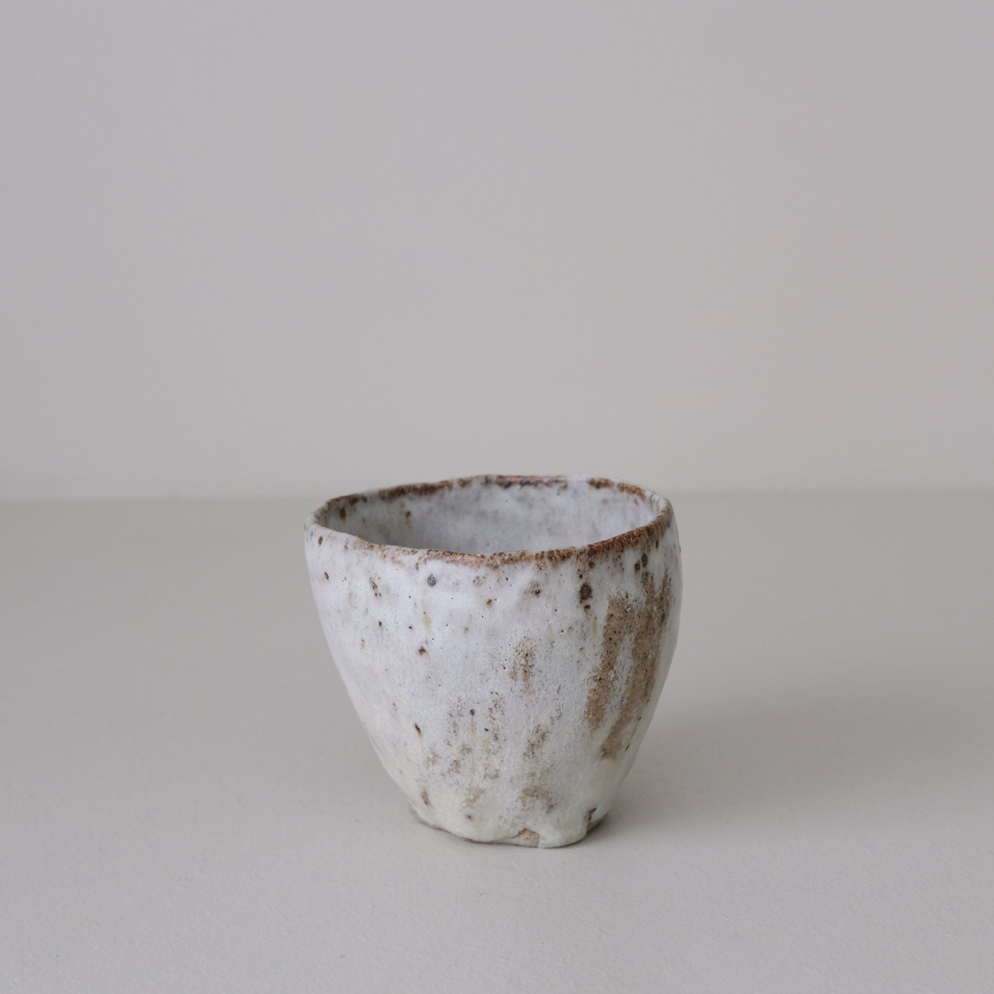 Tasse en terre recoltée 155 ml - blanc gris de Nathalie Reocreux chez Brutal Ceramics