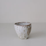 Tasse en terre recoltée 155 ml - blanc gris de Nathalie Reocreux chez Brutal Ceramics