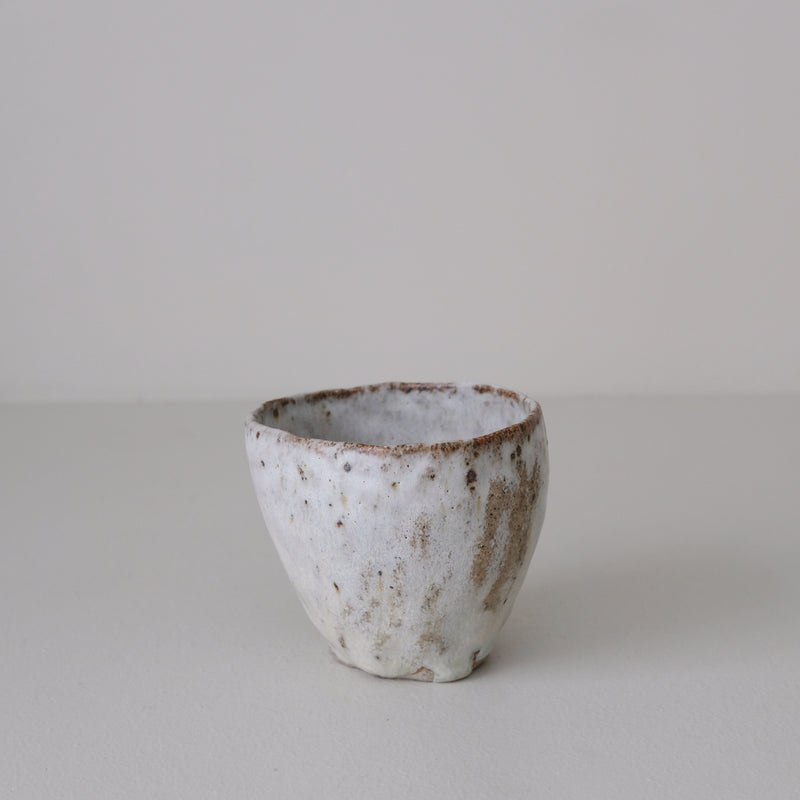 Tasse en terre recoltée 155 ml - blanc gris de Nathalie Reocreux chez Brutal Ceramics