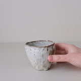Tasse en terre recoltée 155 ml - blanc gris de Nathalie Reocreux chez Brutal Ceramics