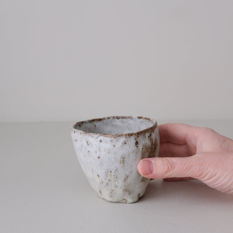 Tasse en terre recoltée 155 ml - blanc gris de Nathalie Reocreux chez Brutal Ceramics
