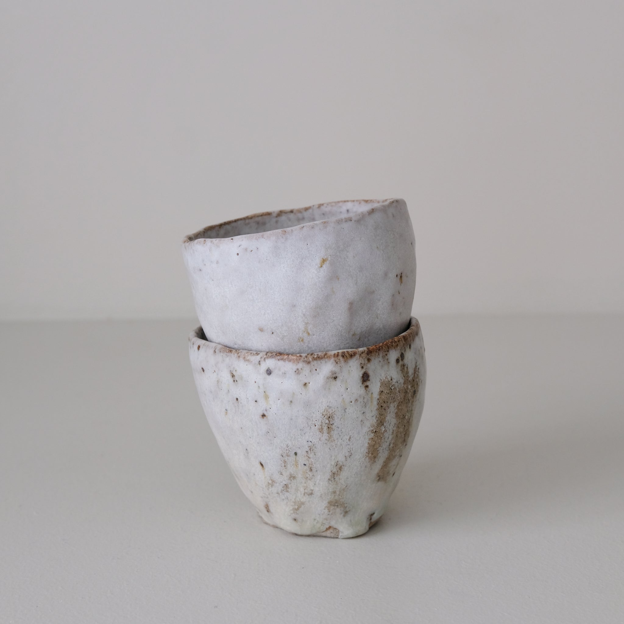 Tasse en terre recoltée 155 ml - blanc gris de Nathalie Reocreux chez Brutal Ceramics
