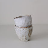 Tasse en terre recoltée 155 ml - blanc gris de Nathalie Reocreux chez Brutal Ceramics