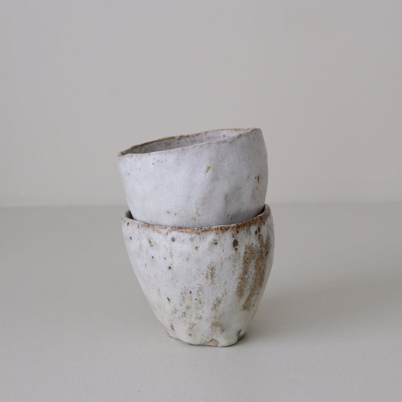 Tasse en terre recoltée 155 ml - blanc gris de Nathalie Reocreux chez Brutal Ceramics