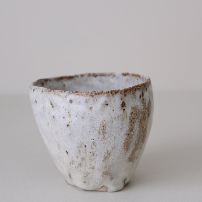 Tasse en terre recoltée 155 ml - blanc gris de Nathalie Reocreux chez Brutal Ceramics