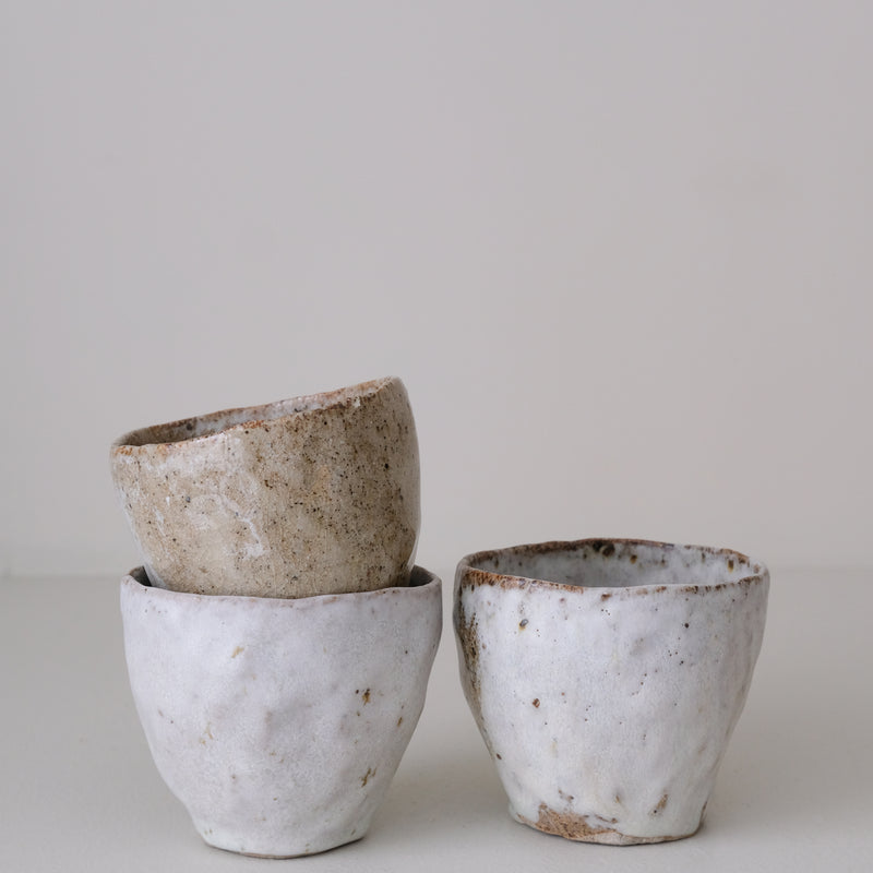 Tasse en terre recoltée 155 ml - blanc gris de Nathalie Reocreux chez Brutal Ceramics