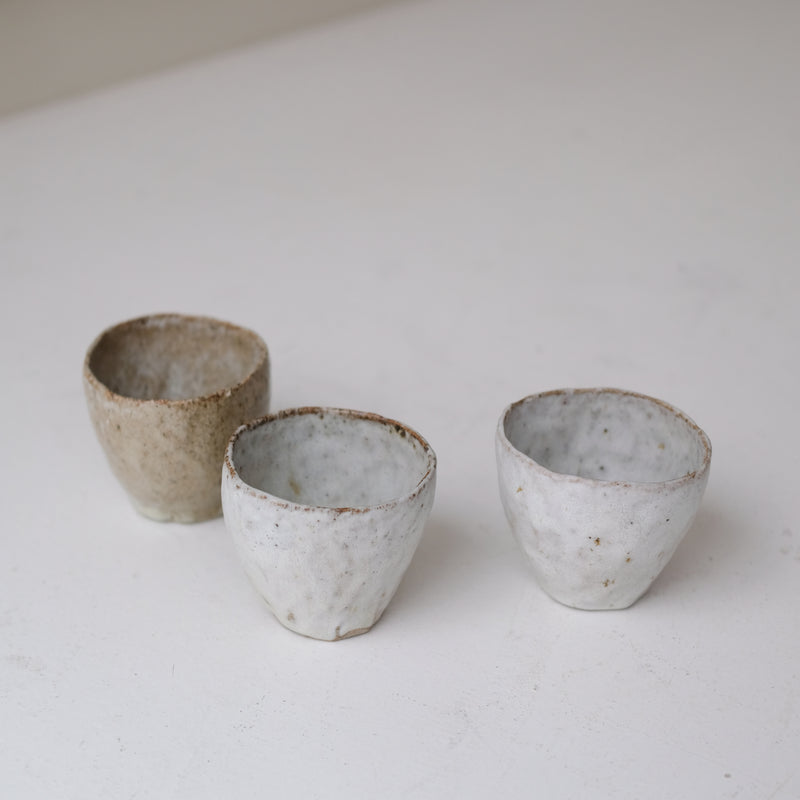 Tasse en terre recoltée 155 ml - blanc gris de Nathalie Reocreux chez Brutal Ceramics