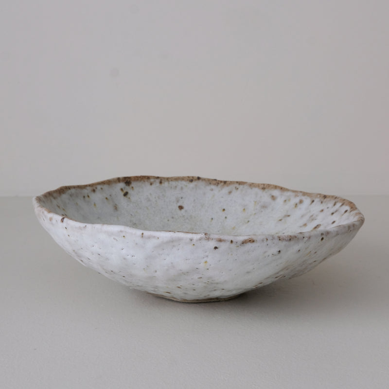Assiette creuse en terre recoltée D 20cm - blanc gris Nathalie Reocreux chez Brutal Ceramics