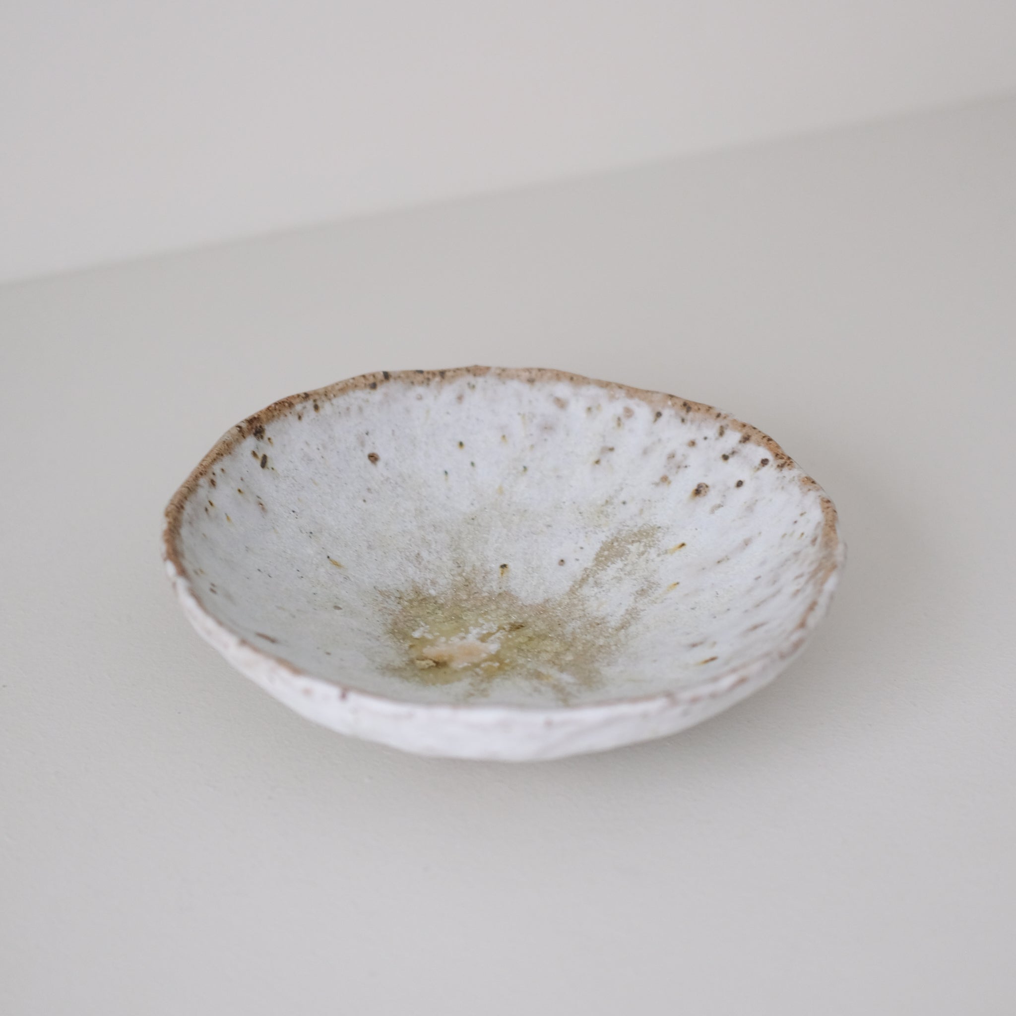 Assiette creuse en terre recoltée D 20cm - blanc gris Nathalie Reocreux chez Brutal Ceramics