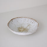 Assiette creuse en terre recoltée D 20cm - blanc gris Nathalie Reocreux chez Brutal Ceramics