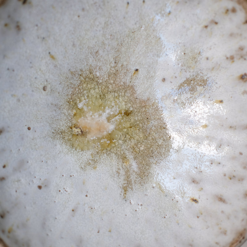 Assiette creuse en terre recoltée D 20cm - blanc gris Nathalie Reocreux chez Brutal Ceramics