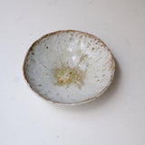 Assiette creuse en terre recoltée D 20cm - blanc gris Nathalie Reocreux chez Brutal Ceramics