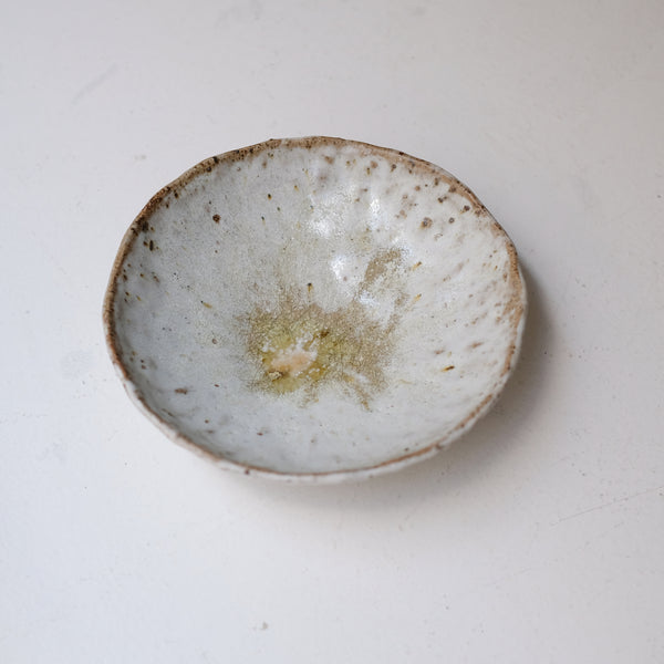 Assiette creuse en terre recoltée D 20cm - blanc gris Nathalie Reocreux chez Brutal Ceramics