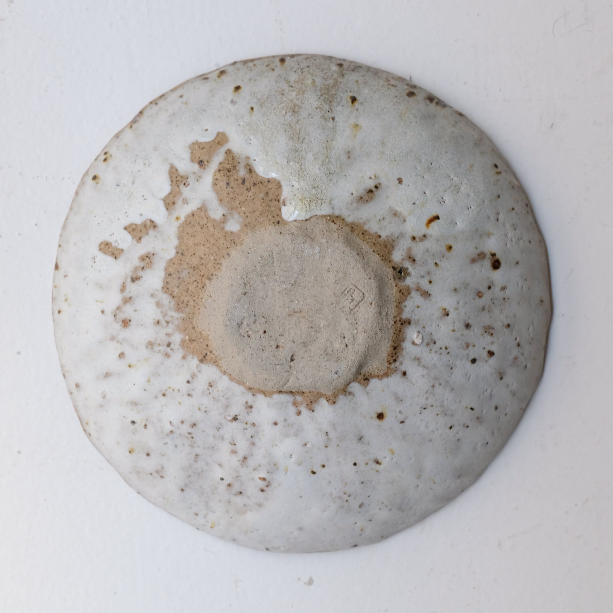 Assiette creuse en terre recoltée D 20cm - blanc gris Nathalie Reocreux chez Brutal Ceramics