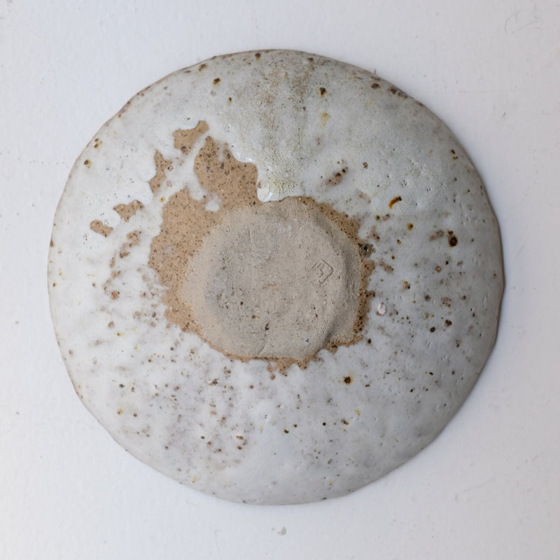 Assiette creuse en terre recoltée D 20cm - blanc gris Nathalie Reocreux chez Brutal Ceramics