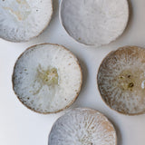 Assiette creuse en terre recoltée D 20cm - blanc gris Nathalie Reocreux chez Brutal Ceramics
