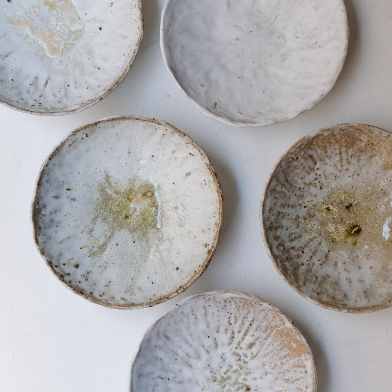 Assiette creuse en terre recoltée D 20cm - blanc gris Nathalie Reocreux chez Brutal Ceramics