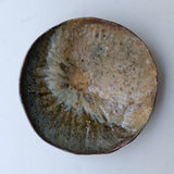 Coupe sur pied en terre recoltée D26cmcuisson feu - brun ocre doré de Nathalie Reocreux chez Brutal Ceramics